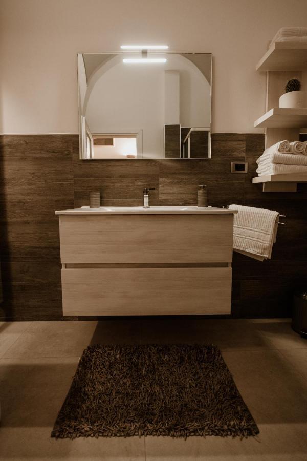 برينديسي Pacuvius Home Suite B&B المظهر الخارجي الصورة